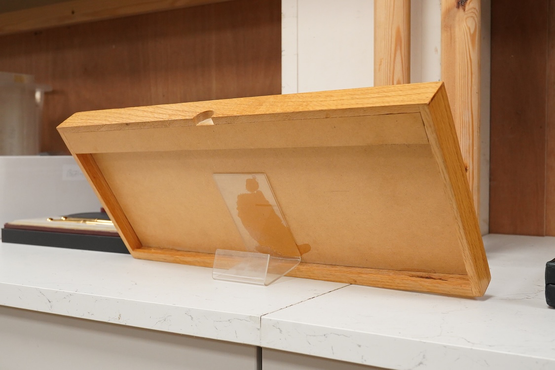 A display tray for 25 pens with Parker label to top